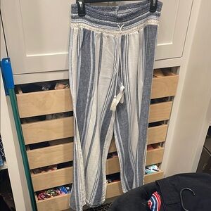 Flowy linen type pants. Great for the beach or summer nights.